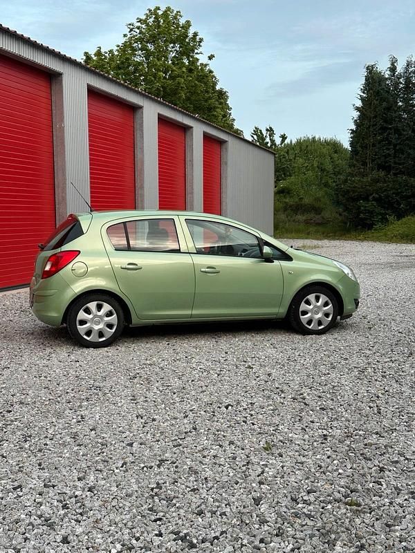 Gebraucht Opel Corsa Edition 80 PS (58 kW) 2009 Grün Kleinwagen