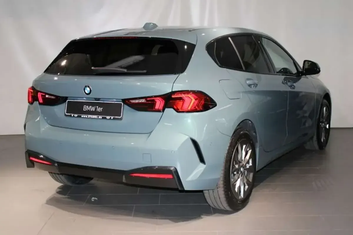 Neu BMW 116 122 PS (89 kW) 2026 Cape york grün metallic Kleinwagen