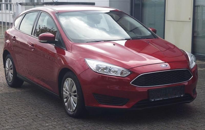 Rot Gebraucht 2015 Ford Focus Trend Limousine | 5.100 € (Fairer Preis) - Bild 1/4
