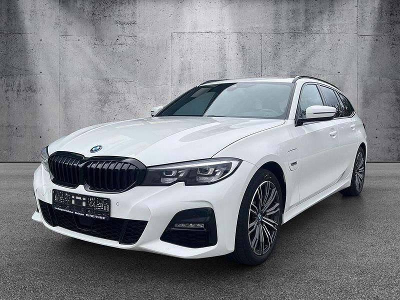 Weiß Gebraucht 2022 BMW 330e M Sport Kombi | 27.200 € (Teuer) - Bild 1/4
