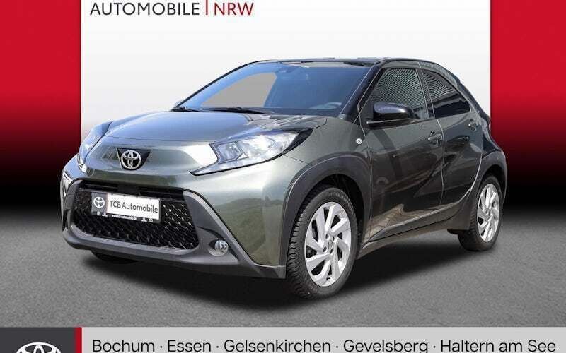Cardamon green metallic/ night sky black Gebraucht 2023 Toyota Aygo Pulse Kleinwagen | 15.449 € (Fairer Preis) - Bild 1/4