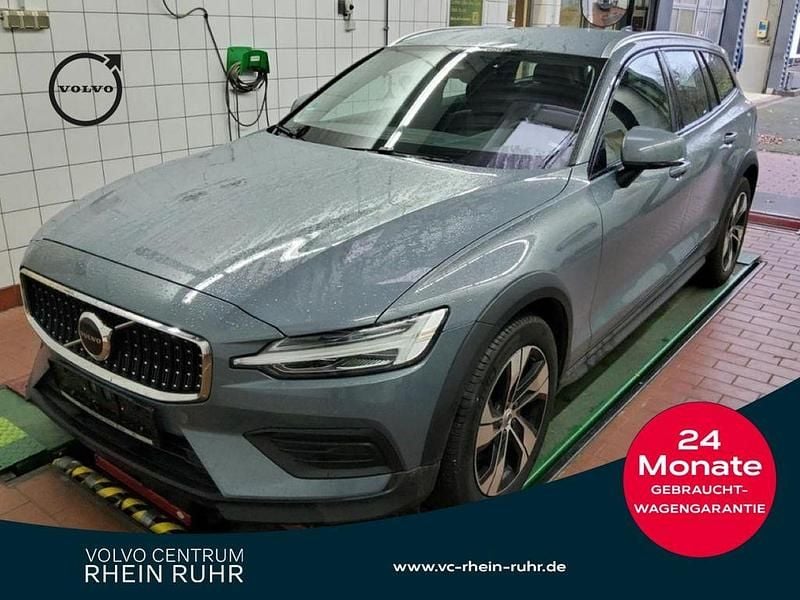 Grau thunder grey / metallic Gebraucht 2023 Volvo V60 CC Plus Kombi | 34.490 € (Guter Preis) - Bild 1/2