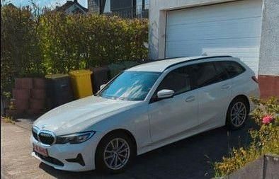 Weiß Gebraucht 2019 BMW 320 Luxury Line Kombi | 18.995 € (Teuer) - Bild 1/4