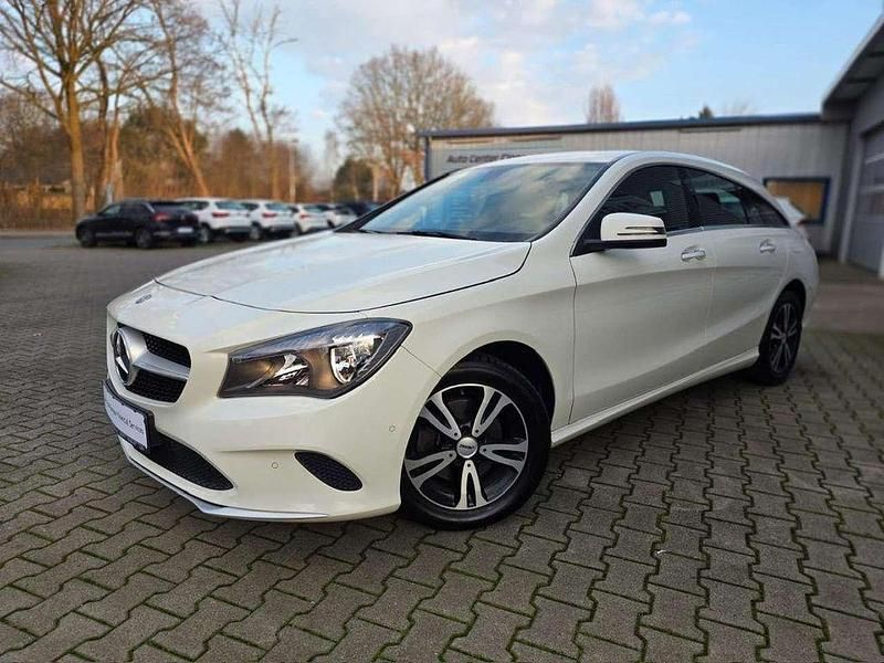 Gebraucht Mercedes CLA200 Shooting Brake 136 PS (100 kW) 2017 Calcitweiss  unilack Kombi