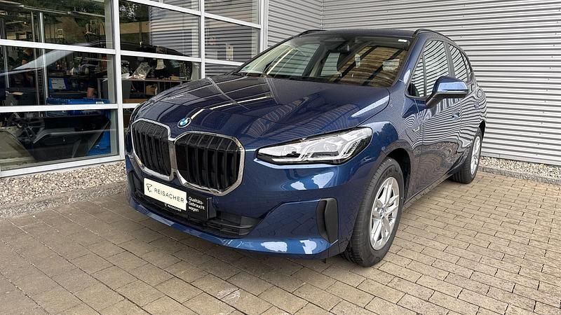 Phytonicblau Gebraucht 2023 BMW 225 Active Tourer Efficient Dynamics Van / Kleinbus | 32.990 € (Guter Preis) - Bild 1/4