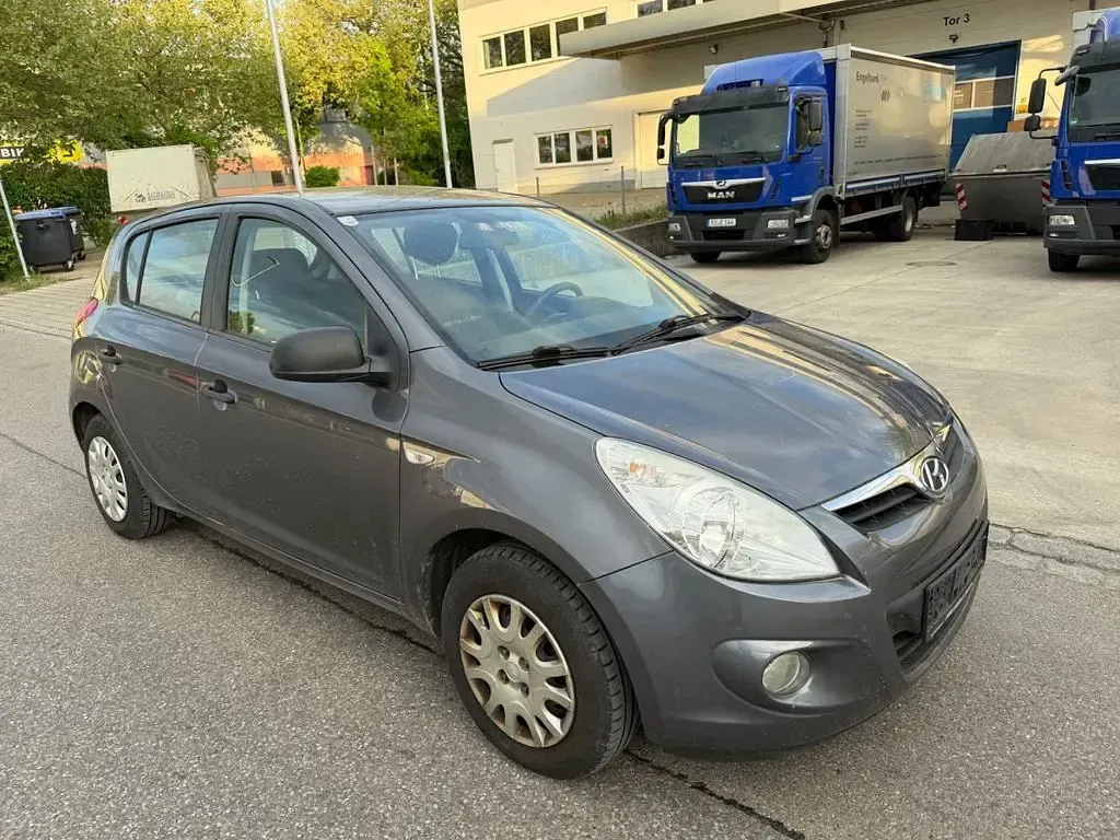 Gebraucht Hyundai i20 Comfort 77 PS (56 kW) 2012 Grau Kleinwagen