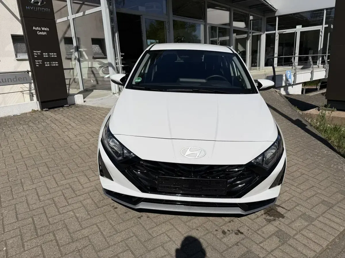 Gebraucht Hyundai i20 Trend 101 PS (74 kW) 2025 Atlas white Kleinwagen