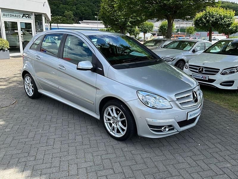 Gebraucht Mercedes B180 116 PS (85 kW) 2011 Silber Van / Kleinbus