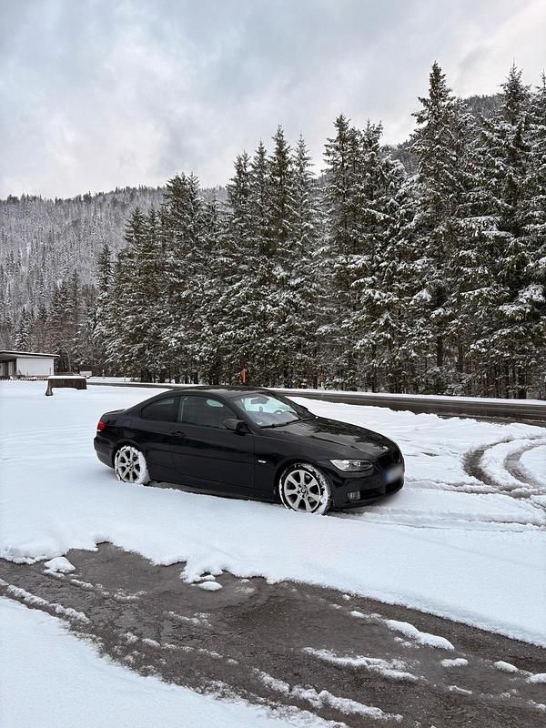 Gebraucht BMW 320 177 PS (130 kW) 2009 Schwarz Coupé