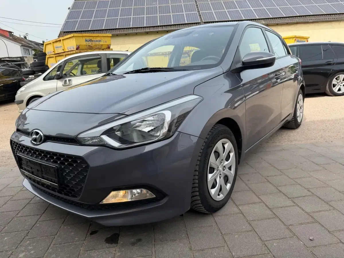 Używany Hyundai i20 101 KM (74 kW) 2017 Szary Sedan/Limuzyna