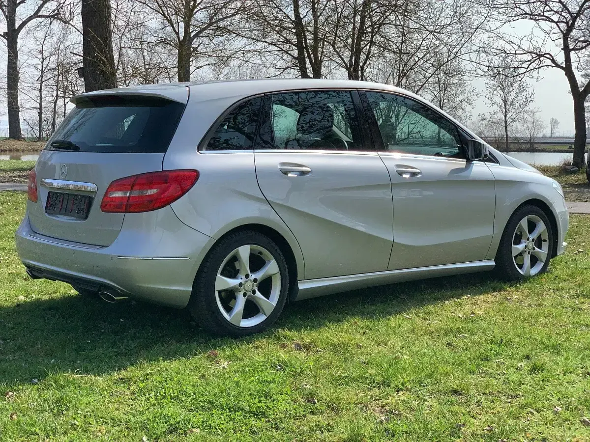 Gebraucht Mercedes B180 Sport 122 PS (89 kW) 2012 Silber Van / Kleinbus
