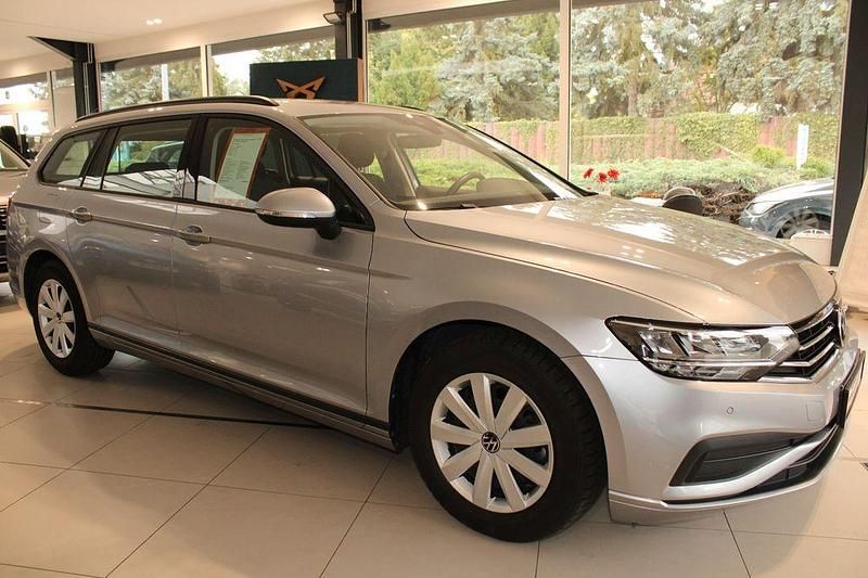 Gebraucht VW Passat 150 PS (110 kW) 2023 Silber Kombi
