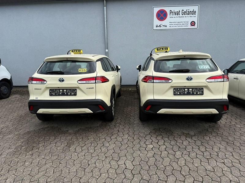 Andere außenfarben Gebraucht 2024 Toyota Corolla Limousine | 33.500 € - Bild 1/4