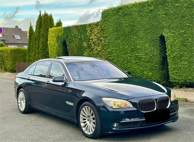 Blau Gebraucht 2009 BMW 750 Exclusive Limousine | 6.950 € (Fairer Preis) - Bild 1/4