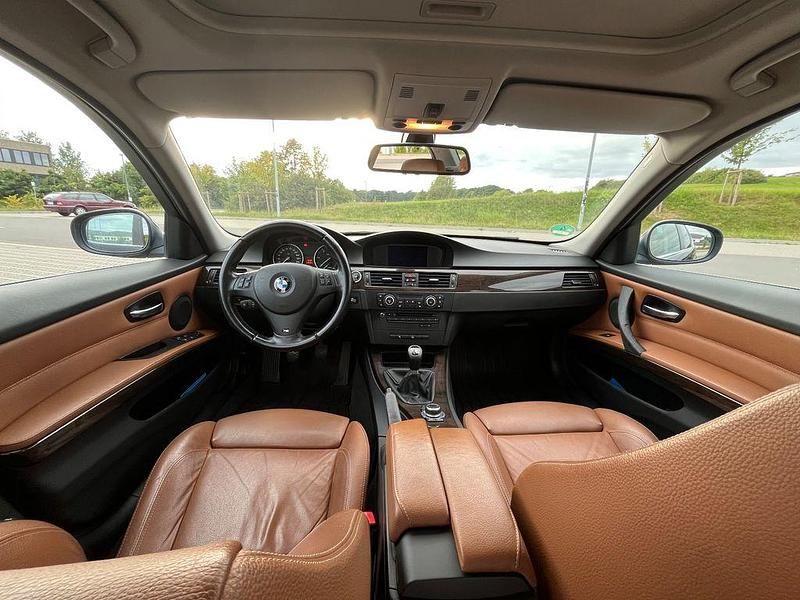 Schwarz Gebraucht 2010 BMW 330 Exclusive Limousine | 11.000 € (Etwas zu teuer) - Bild 1/4