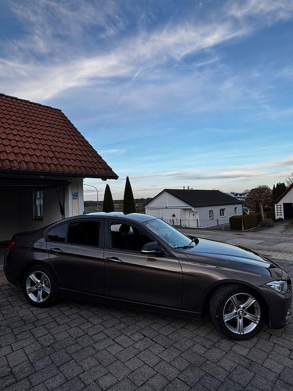 Gebraucht BMW 318 143 PS (105 kW) 2012 Braun Limousine