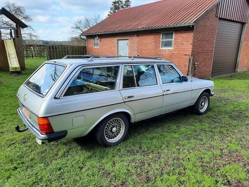 Gebraucht Mercedes 240 72 PS (52 kW) 1984 Silber Kombi