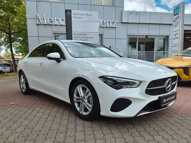 Gebraucht Mercedes CLA200 177 PS (130 kW) 2025 Weiß Limousine