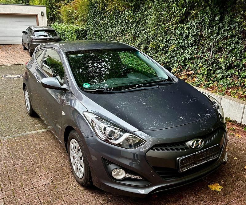 Grau Gebraucht 2016 Hyundai i30 Classic Limousine | 6.000 € (Superpreis) - Bild 1/4