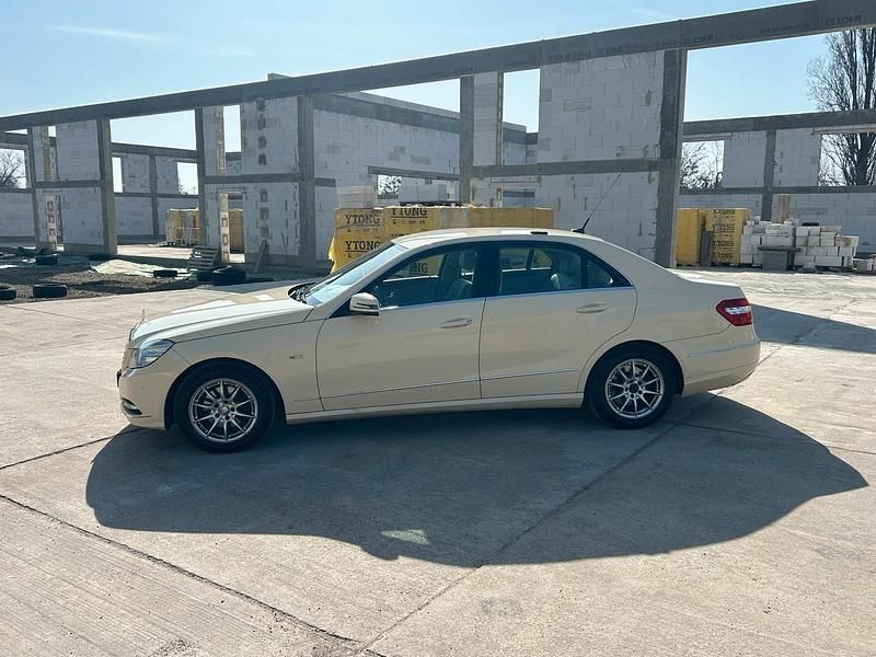 Gebraucht Mercedes E200 136 PS (100 kW) 2011 Gelb Limousine