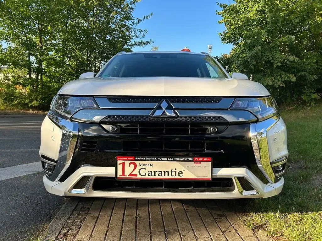 Gebraucht Mitsubishi Outlander P-HEV Plus 224 PS (164 kW) 2019 Weiß SUV