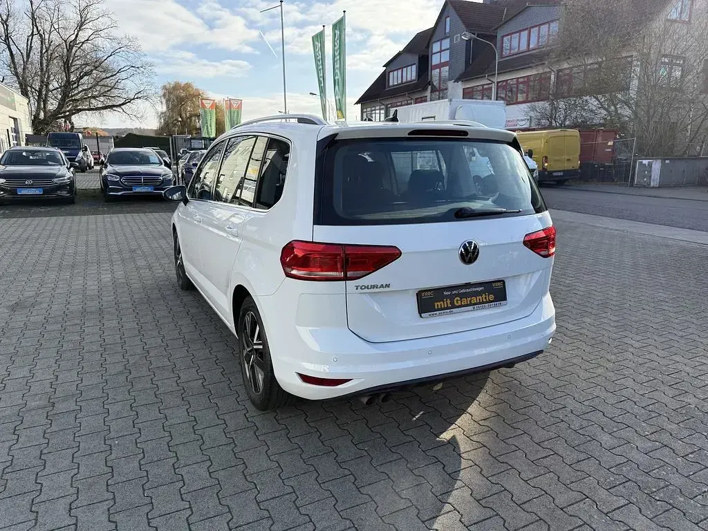 Gebraucht VW Touran Highline 150 PS (110 kW) 2021 Weiß Van / Kleinbus