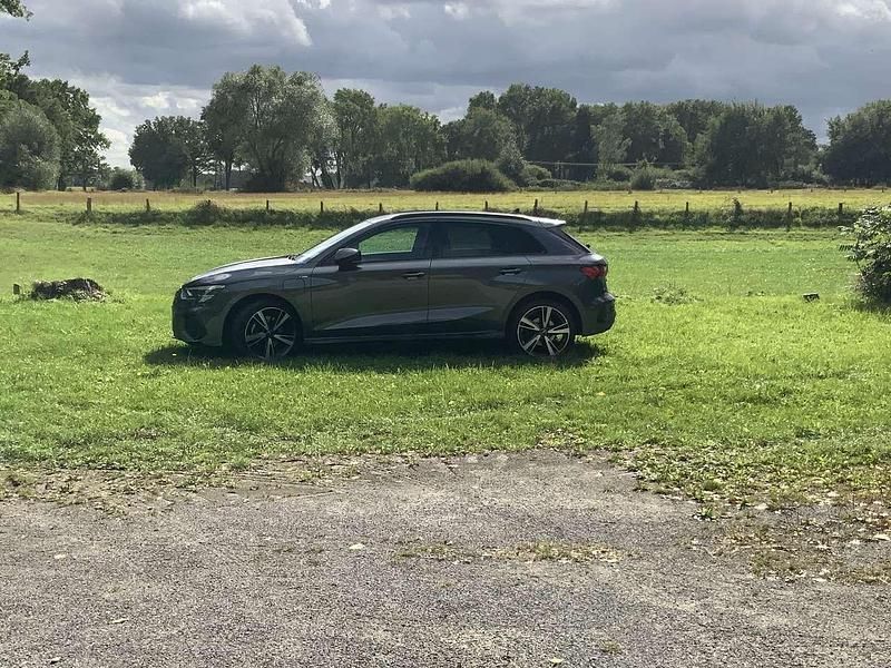 Grau Gebraucht 2021 Audi A3 Sportback e-tron S-Line Limousine | 20.000 € (Superpreis) - Bild 1/4