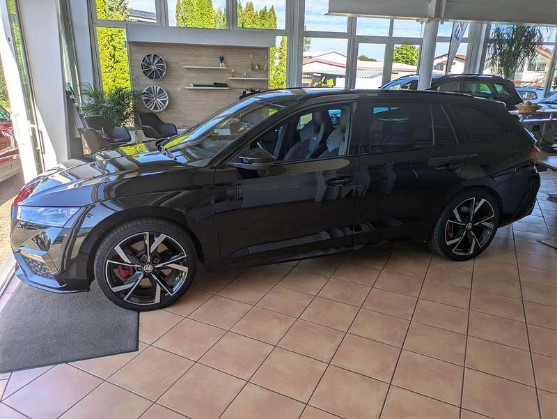 Black magic Gebraucht 2022 Skoda Octavia RS Kombi | 35.490 € - Bild 1/4