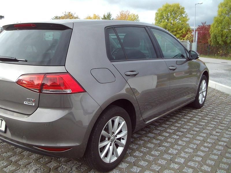 Grau Gebraucht 2015 VW Golf VII LOUNGE Limousine | 7.850 € (Guter Preis) - Bild 1/4