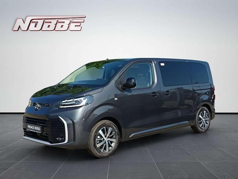 Titanium grey metallic Neu 2025 Toyota Proace Verso Lounge Kombi | 54.500 € (Teuer) - Bild 1/4
