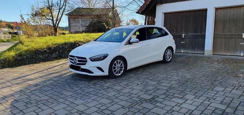 Weiß Gebraucht 2020 Mercedes B200 Progressive Van / Kleinbus | 20.900 € (Guter Preis) - Bild 1/4