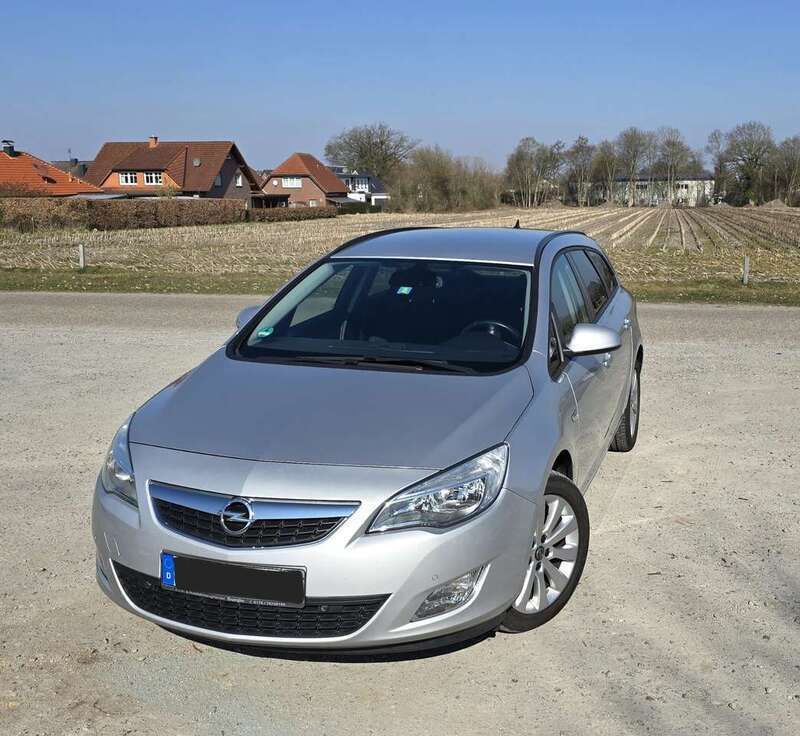 Silber Gebraucht 2012 Opel Astra Design Edition Kombi | 4.800 € (Fairer Preis) - Bild 1/4