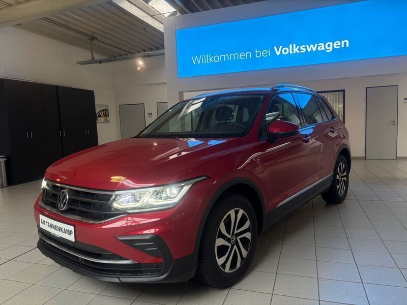 Kings red (metallic) Gebraucht 2022 VW Tiguan Active SUV | 28.190 € (Fairer Preis) - Bild 1/4