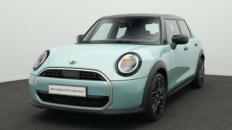 Grün Gebraucht 2024 Mini Cooper Favoured Kleinwagen | 28.754 € (Fairer Preis) - Bild 1/4