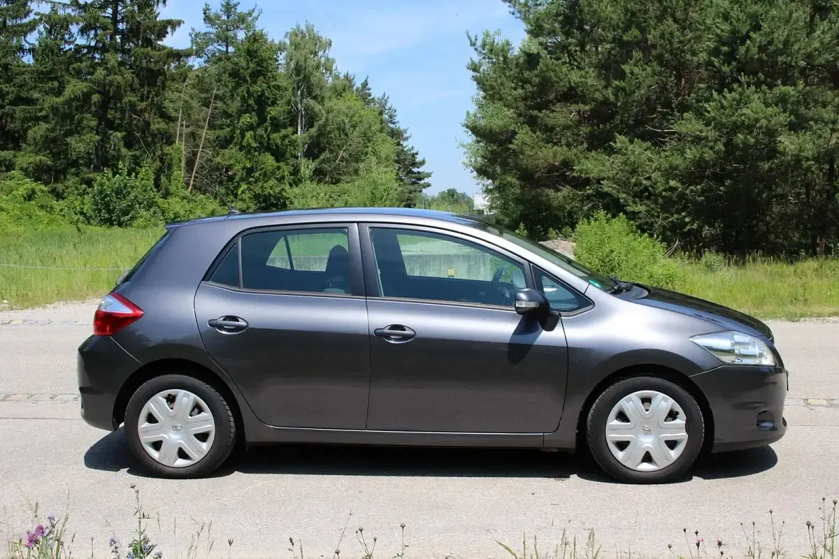 Gebraucht Toyota Auris 131 PS (96 kW) 2011 Grau Kleinwagen