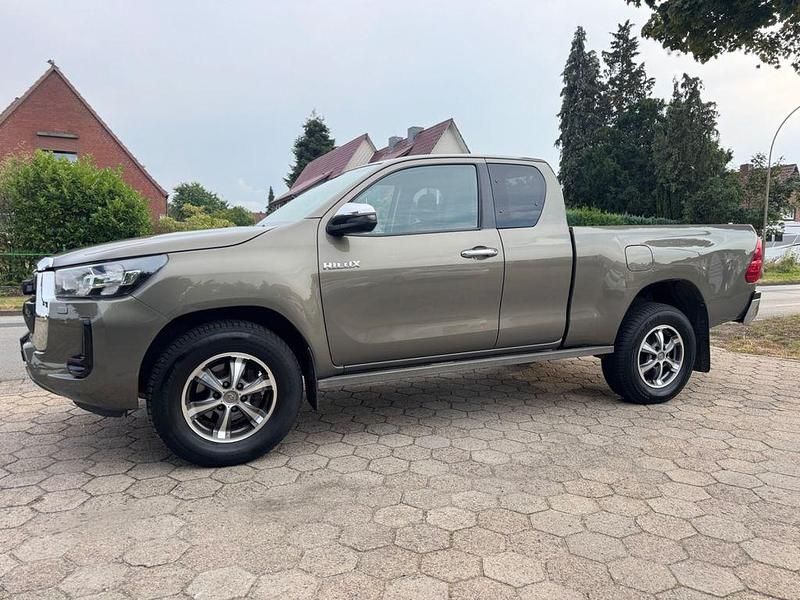 Braun Gebraucht 2022 Toyota HiLux Abholung | 33.915 € (Superpreis) - Bild 1/4