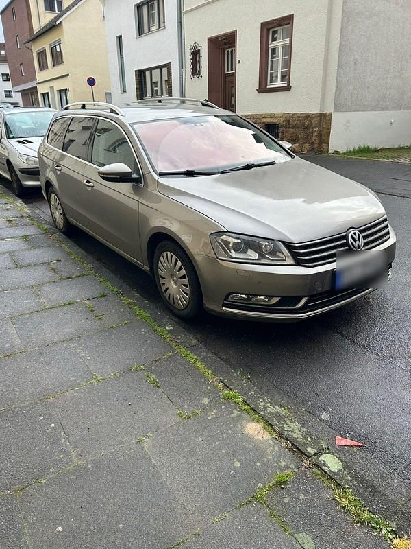 Gebraucht VW Passat 140 PS (102 kW) 2012 Andere farben Kombi
