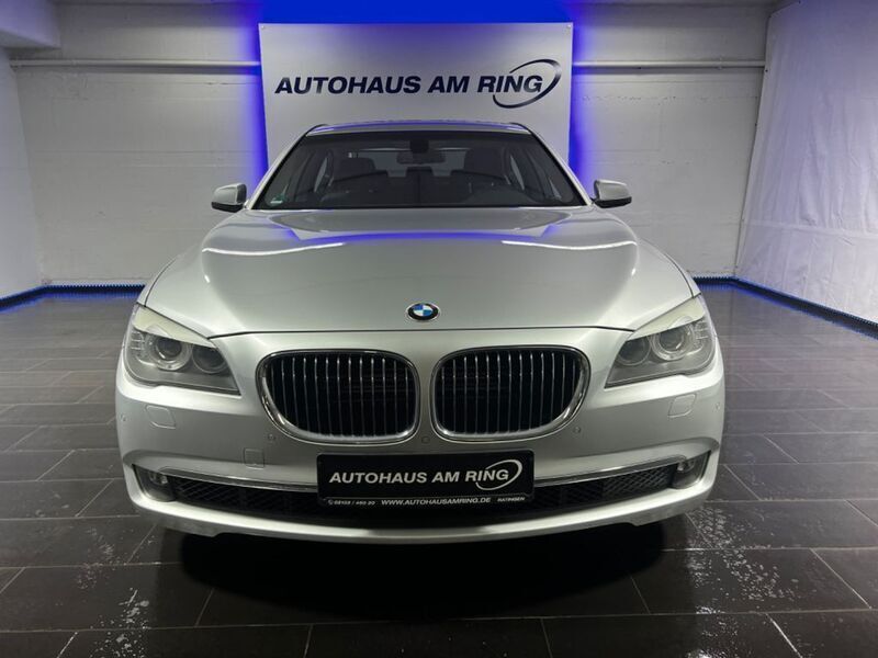 Silber Gebraucht 2010 BMW 750 Limousine | 24.999 € - Bild 1/4
