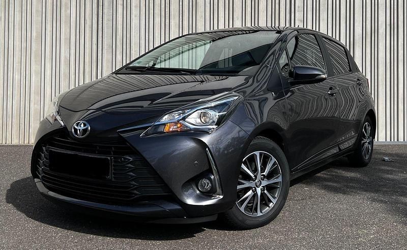 Grau Gebraucht 2020 Toyota Yaris Team Kleinwagen | 13.390 € (Fairer Preis) - Bild 1/4