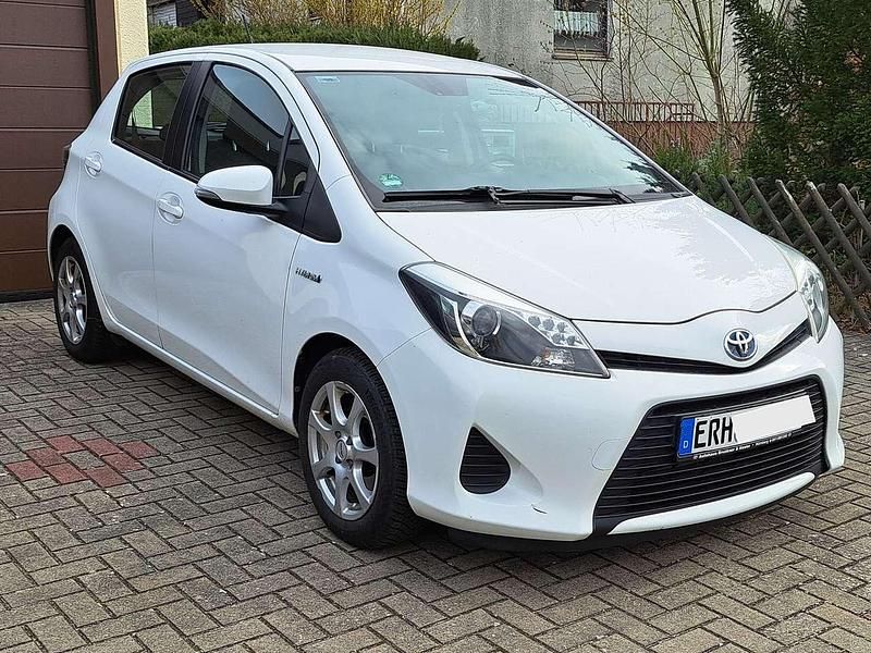 Gebraucht Toyota Yaris Hybrid 75 PS (55 kW) 2013 Weiß Limousine