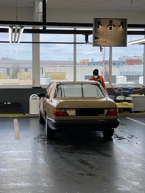 Gebraucht Mercedes E230 132 PS (97 kW) 1987 Gold Limousine
