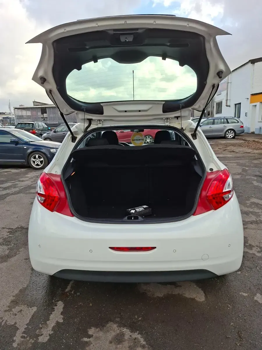 Gebraucht Peugeot 208 Active 68 PS (50 kW) 2013 Weiß Kleinwagen