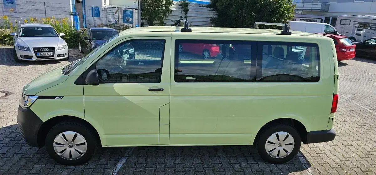 Używany VW Caravelle 110 KM (80 kW) 2021 Zielony Van