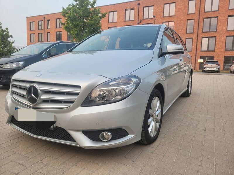 Silber Gebraucht 2013 Mercedes B180 Van / Kleinbus | 13.499 € (Guter Preis) - Bild 1/4