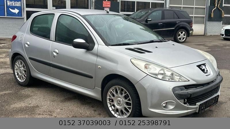 Gebraucht Peugeot 206+ Basis 60 PS (44 kW) 2011 Silber Kleinwagen