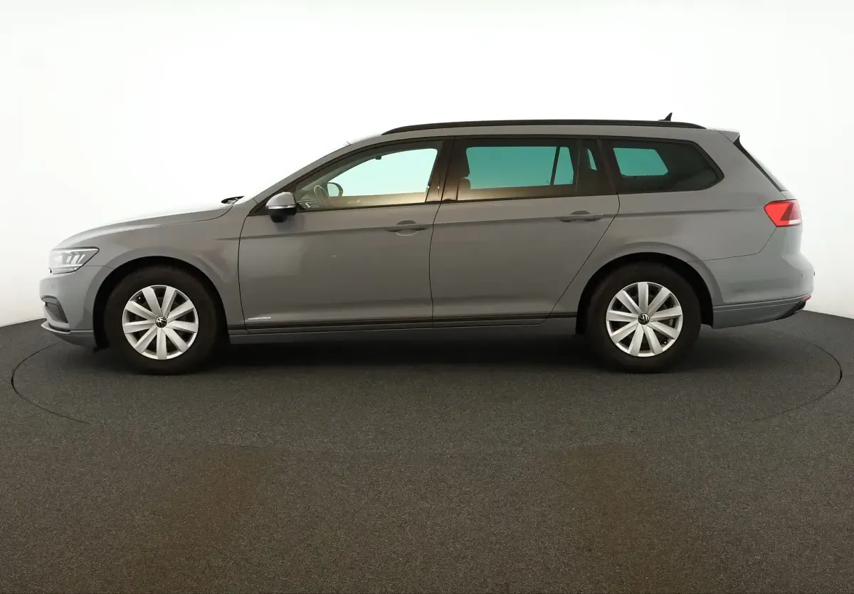Gebraucht VW Passat 150 PS (110 kW) 2023 Mondsteingrau Kombi