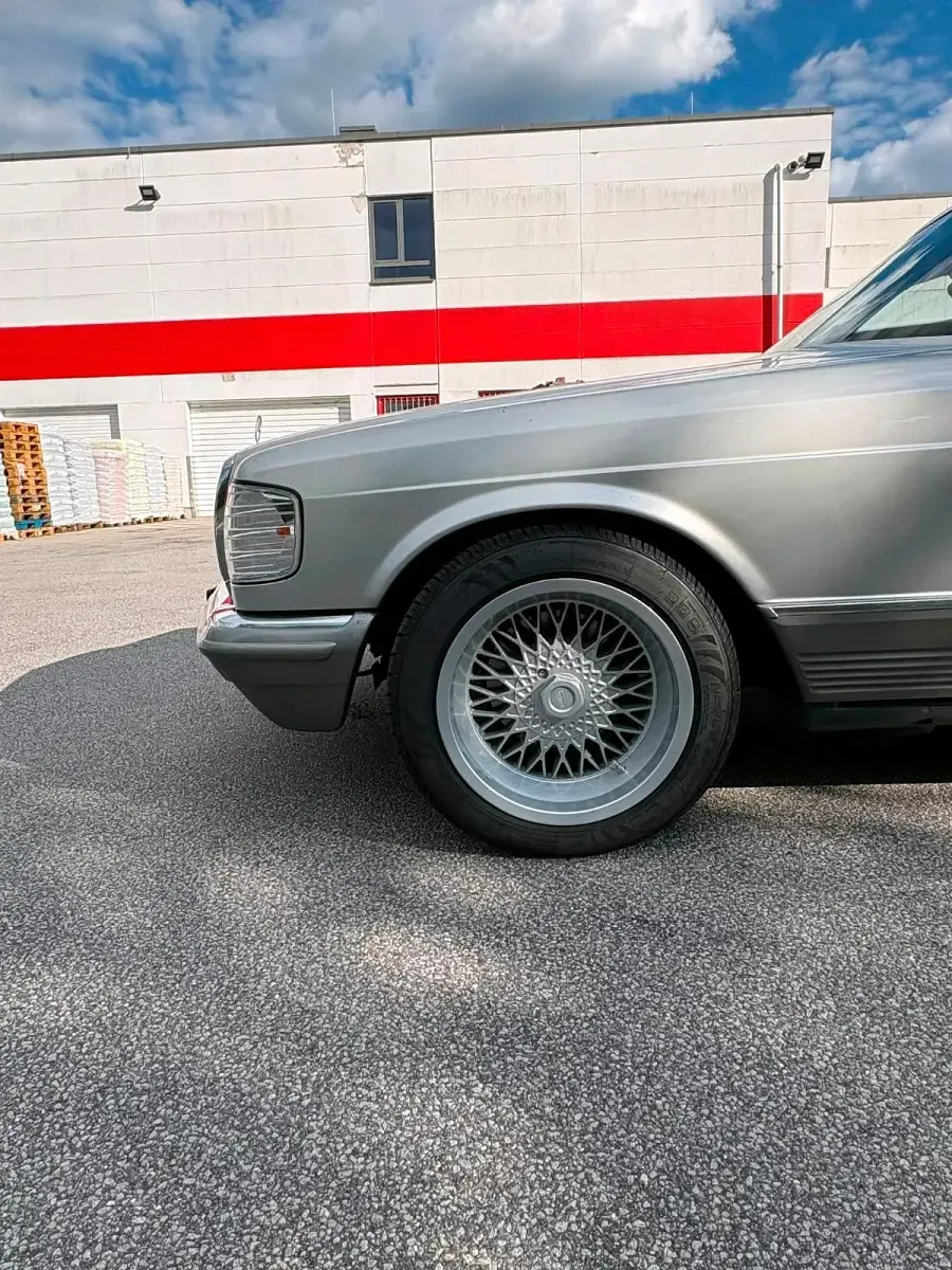 Gebraucht Mercedes 380 204 PS (150 kW) 1982 Silber Limousine