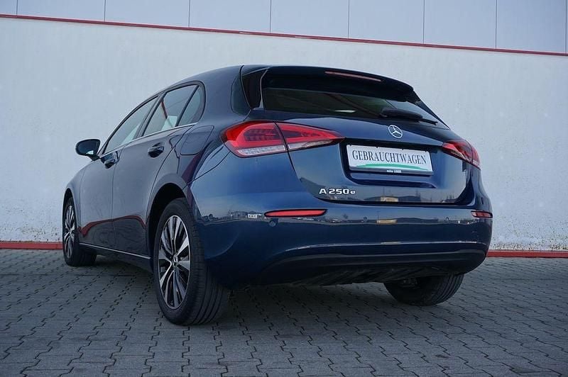 Gebraucht Mercedes A250 Style 218 PS (160 kW) 2022 Denimblau metalliclack 667u Limousine