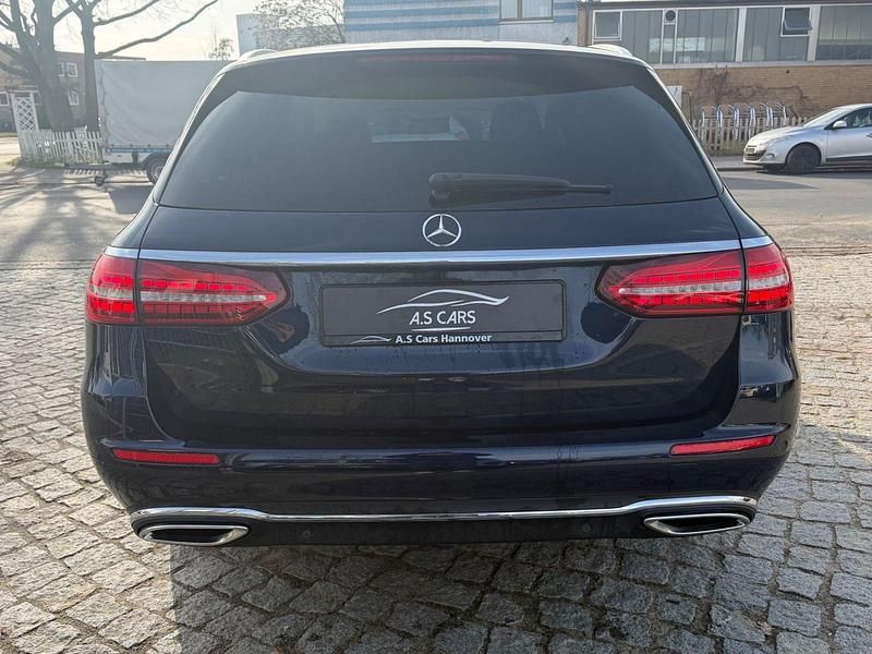 Gebraucht Mercedes E220 194 PS (142 kW) 2020 Blau Kombi