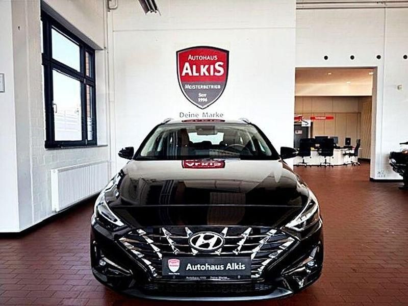 Gebraucht Hyundai i30 160 PS (117 kW) 2024 Abyss black (metallic) Kombi